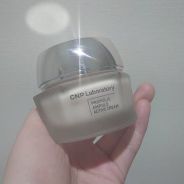 CNP Laboratoryのプロポリスアンプル アクティブクリームです💗

容器が瓶で高級感のある見た目になっています！
中蓋、スパチュラもついていて衛生的◎

クリームはみずみずしいテクスチャでのび