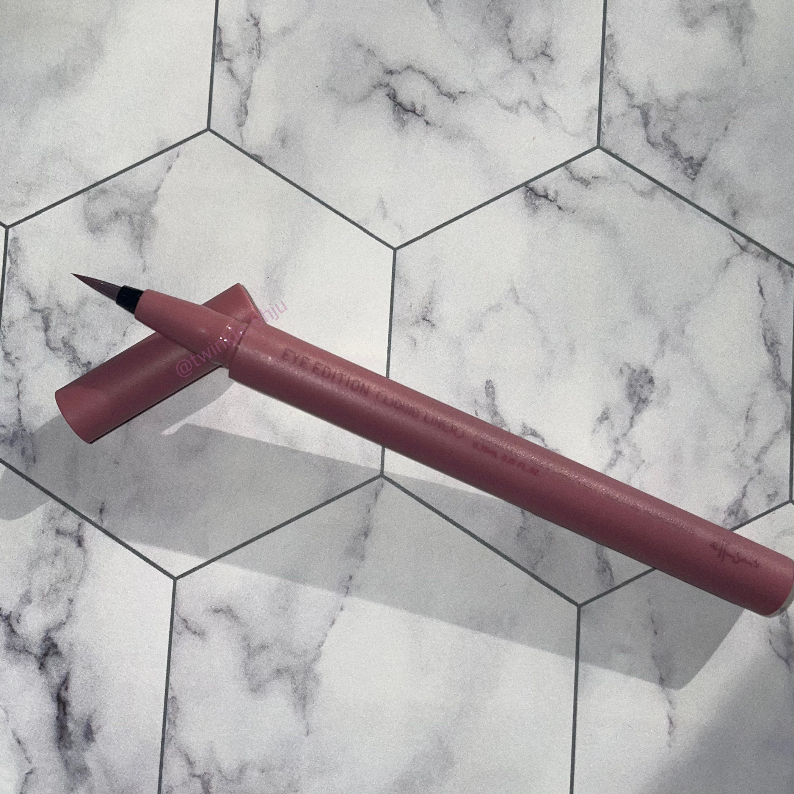 【商品】
ettusais アイエディション リキッドライナー
04 ライラックモーブ


【商品の特徴】
潤んだようなツヤを放つ高輝度なグロウパールと絶妙ニュアンスカラーで目尻を引き立てるアイライナー


【使用感】
コシがありブレずに描