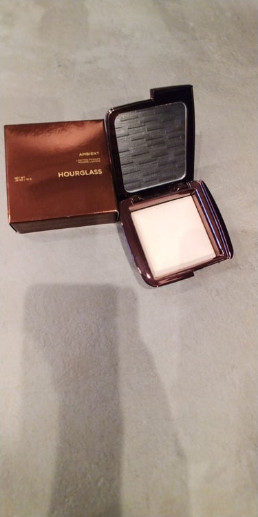 Hourglass Ambient Lighting Powder/HOURGLASS/プレストパウダーを使ったクチコミ（2枚目）