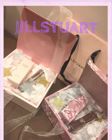 【購入品】
・JILLSTUART リップブロッサム

    ロイヤル&アーバンプリンセス 01

・友達とJILLSTUARTでリップを購入しまし      
    た。

・限定のもので、パッケ