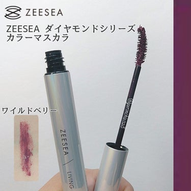 ZEESEA ダイヤモンドシリーズ カラーマスカラ
ワイルドベリー

6.5g / 7ml ／￥1,969 (税込)

♕見たまま鮮やかカラー　
キラキラ＆カラフルな目元へ✨

☑️見たままの鮮やかカラーで目元を演出

☑️色によって異なるブラシデザインで、まつ毛を根元から持ち上げきれいにセパレート
☑️速乾・ウォータープルーフで長時間仕上がりキープ

📝いつも、いいね、📎ありがとうございます🤗
少し前のポストの #秋のパープルメイク で使ったマスカラ。
以前紹介したグレイッシュブルーのカラーマスカラと同じズーシーのカラーマスカラの紹介です。今回は赤紫のワイルドベリー🎶

中国コスメは正規品以外は買いたくないので、店頭では、箱に日本語表記のあるパッケージを選ぶ。公式サイトか、日本公式サイトがあればそこから購入が望ましいですね。
Qoo10のZEESEA公式ショップでセール時に購入したので、値段はもう少し安かったです。

こちらは繊維のようなものが入ってるので、繊維苦手な方はご注意下さい。
ブラシはカーブのタイプで、やや硬めです。
カラーは『ワイルドベリー』。
『ワイルドチェリー』や『Dark Raspberry』という表記のものもあります。

ほんの少しのくすみと明るさ、赤みを感じる、赤紫っぽい色味。
ややピンク寄りのパープルですね🤔
個人的にピンク寄りのパープルコスメは集めがち😅
この手の色味は中国コスメはわりと出てるのですが、カジュアルからガーリーなメイクまで幅広く使いやすいと思います。
赤み系、パープル系のメイクによく使ってます。

普段、ポイントメイクリムーバーを使ってしまうので、お湯落ち具合はあまり分からないのですが、ベースの粘度は
他の色である『抹茶色』よりも高くない印象で、ダマになりにくいです。
カールキープはそこそこかな。
落としにくさはそこまでないと思います。
滲みとか落ちはあまり感じてないです。

ブラシは『青グレイ』と似てます。同じかな⁉️
追記↑∶よく見たら違いました。ワイルドベリーの方が、
カーブしたブラシです💁‍♀️
“上弦の月のような三日月形マスカラブラシ”です。

ズーシーのマスカラはオーロラカラーの本体で並んでいると中身の色味は確認しないと分かりにくい。そして、やたらと長い！
.
以下サイトを要約&翻訳↓

ダイヤモンドシリーズ カラーマスカラのデザインは、未来空間と想像力を結び、シンプルで真っ白に真珠光沢。
上弦月のような弧形マスカラブラシは、
より使いやすい、アイメイクに完璧な仕上がり。

このマスカラは、見たままの鮮やかカラーで目元を演出。
速乾性に優れ、水・皮脂にも強い、落ちにくいウォータープルーフです。
カールをキープし、根元からしっかり立ち上げ、長時間キープ。
ロング＆ボリュームアップで、印象的な目元に。


⚠️：防水効果があるため、メイク落とし前に、ぬるま湯で睫毛をふやかしてから、クレンジングオイルを使って、簡単に落とせます。

様々な色のまつげや目に合わせて、各々の色味に合わせた異なるブラシデザインで、睫毛の仕上がりキープ。様々な場面のメイクニーズに応えます。
.
#cosme #cosmeswatches #コスメスウォッチ #ZEESEA #ズーシー #マスカラ #カラーマスカラ #mascara #colormascara #ズーシーマスカラ #ZEESEAマスカラ #ダイヤモンドシリーズ #ズーシーダイヤモンドシリーズカラーマスカラ #中国コスメ #ズーシーカラーマスカラ #ロングマスカラ #アイメイク #コスメオタク #コスメマニア #ブルベ夏 #パープルマスカラ #ワイルドベリー #DarkRaspberry #赤バイオレット #赤紫 #パープルラバー #中性色 #私のベストコスメ2021 の画像 その0