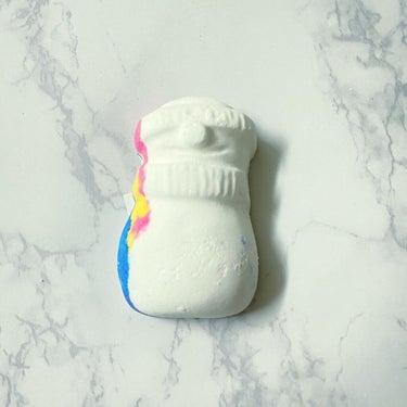 ラッシュ スノーマン ドリーミングのクチコミ「愛くるしい雪だるまから🌈

#LUSH 
#ラッシュバスボム
#スノーマンドリーミング

LU.....」（1枚目）