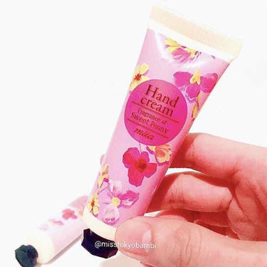 DAISO miia ハンドクリームのクチコミ「﻿﻿﻿﻿﻿《香りまで可愛いダイソー×MIIAのハンドク
ブランド：ダイソー

MIIA（ミーア.....」（2枚目）
