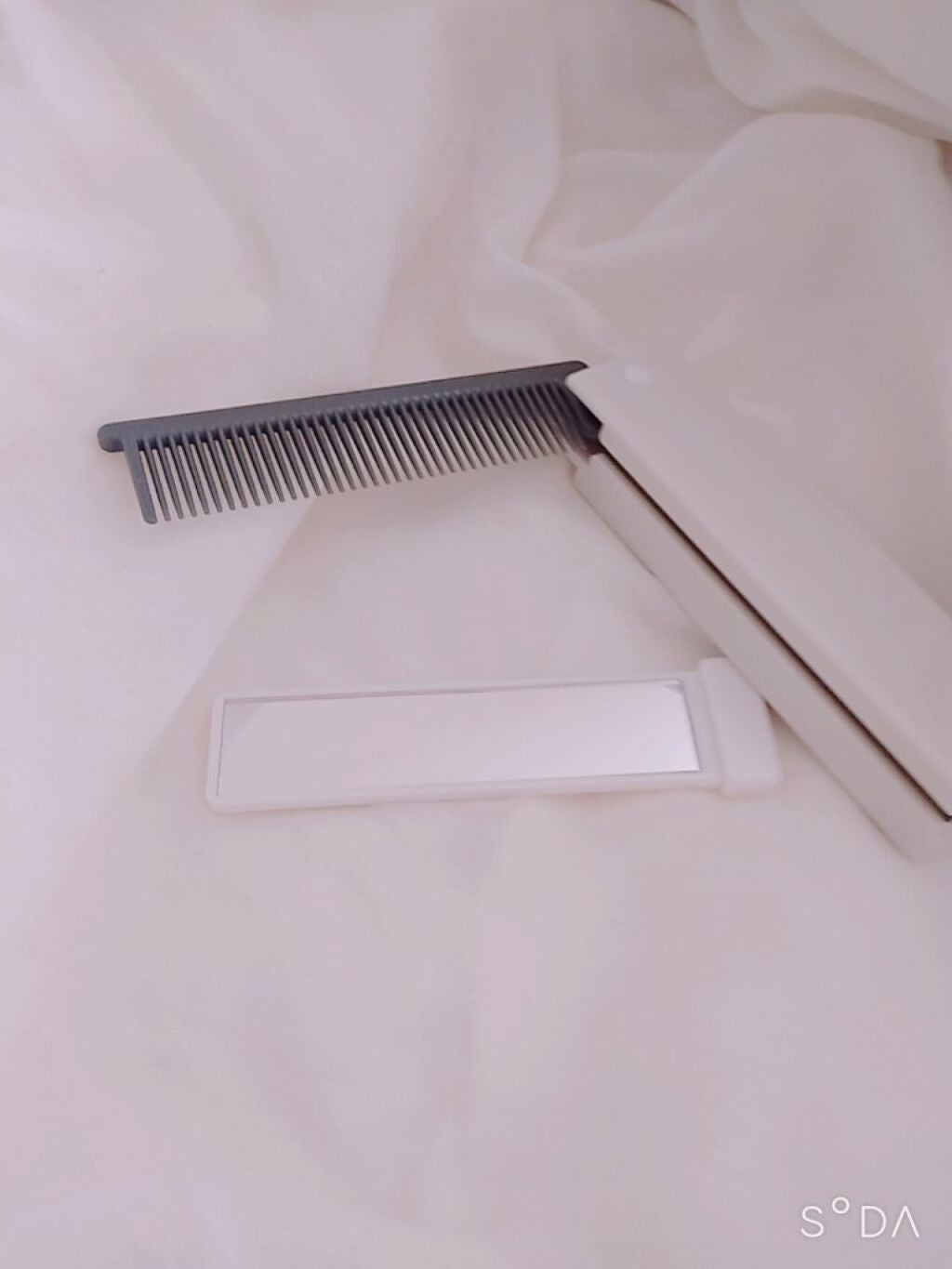 すみません on LIPS 「みじゅちゃんコラボ!学校のポーチ紹介!🍎🤍🍎🤍🍎🤍学校にもって..」(4枚目)