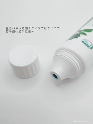 🦷ホワイトニング×口臭をダブルでケアするデンティスの歯磨き粉🦷

デンティス
デンティス チューブタイプ ホワイトニング
リベルタさんよりいただきました🪥

✔歯の細かい汚れやヤニ、黄ばみを落として歯を白くする*ホワイトニングハミガキ
✔口内のネバツキを除去し、口臭もケア
✔さっぱりとした使用感で、ホワイトニング*と口臭をダブルでケア
*使用時のブラッシングによる

●実際に使ってみた感想
青いジェル状のテクスチャが珍しいホワイトニング歯磨き粉🦷🪥
泡立ちは少なめですが程よく泡立つタイプで、
結構スーッとしたミント感のある歯磨き粉でした◎

「朝目が覚めてすぐ出来る」がアピールポイントでもあるデンティス
歯磨き後の口内のスーッとした感じがすごく良くて、
朝起きた時の口内もスッキリとしててめちゃくちゃ良い🙆🏻‍♀️❤️

口臭×ホワイトニングのダブルでケアしてくれるとあって
使用感がかなり良い歯磨き粉。
私は紅茶などをよく飲むので、着色汚れ防いでくれそうでかなり良い！
値段は結構高めですが、朝起きた時のスッキリ感は本当に良くて
この値段出しても買う価値かなりあるな……と思いました✊🏻 ̖́-‬
自分でもホワイトニングじゃないタイプを購入したことがあるんですが、
普通のタイプよりこっちの方が個人的には好みかな🦷

蓋はクルクルするタイプで、パカッと開かないので
歯ブラシもってワンタッチでパカッと開くみたいなのが出来なくて
ちょっと使い勝手は悪いかも、と思いました。蓋パカになってほしい〜！

ぽちっと保存していただくと励みになります☝
いつもありがとうございます🙏❤️
各種SNSもよろしくお願いいたします！
Twitter☞@ sukinamono___
LIPS☞@ sukinamono___
Instagram☞@ sukinamonowosukinadake___
※画像は無断転載禁止※

#PR
の画像 その2