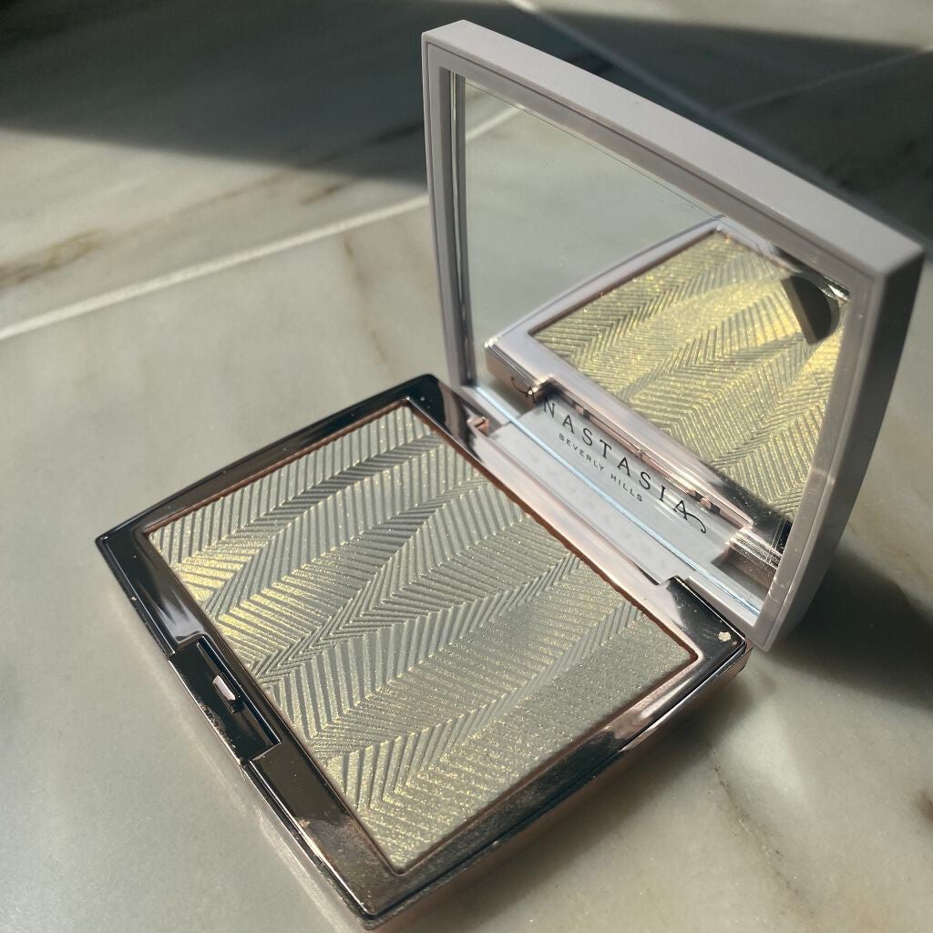 iced out ハイライター/アナスタシア ビバリーヒルズ/パウダーハイライトを使ったクチコミ(4枚目)