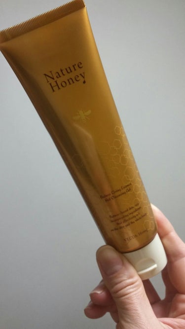 VECUA Honey ネイチャーハニー 肌を美しくみせるトリートメントUVのクチコミ「ホットクレンジングオイルになります。こっくりとしたオイルを顔にのせたとたん、オイルが温か〰✨い.....」（1枚目）