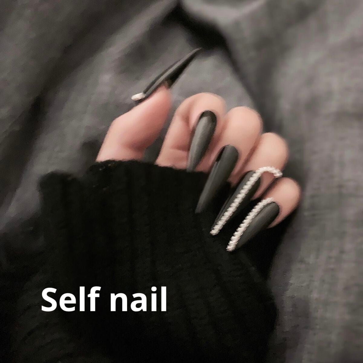 Luna☾LIPSパートナー on LIPS 「ストーン付きチェーンを使って黒ネイル🖤黒のワンカラーにお好きな..」(1枚目)