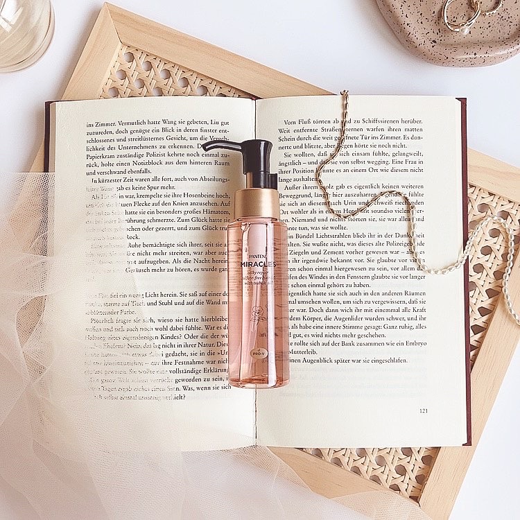 


パンテーン　ミラクルズ
⌇ シルキーリペア　ヘアオイル
⌇ 70mL ⌇ ホワイトムスクのふんわり華やかな香り


100％天然つばき油*配合のヘアオイル。
優れた集中補修ケアに必要な成分だけが
厳選配合されていて、ドライヤーなどの
