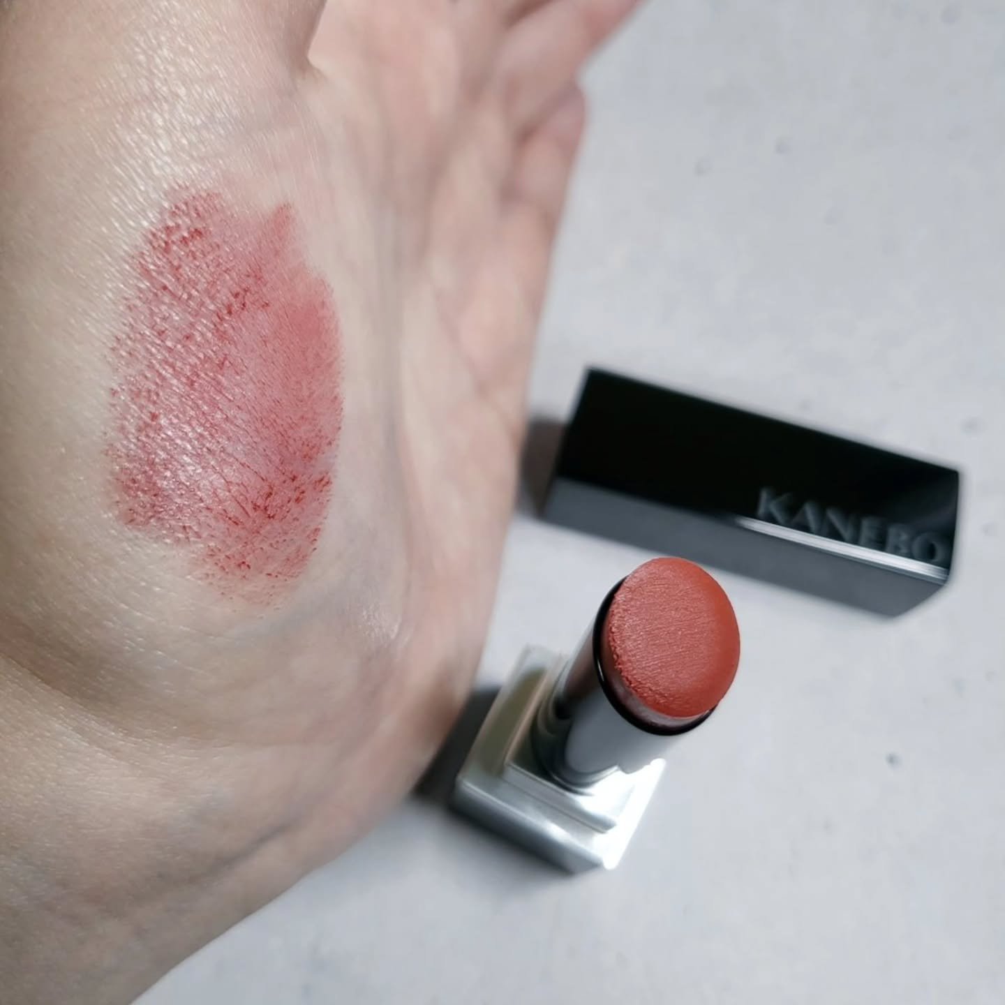 シャドウオンフェース 01 Gimmick Taupe（リミテッドサイズ）/KANEBO/シェーディングを使ったクチコミ（3枚目）