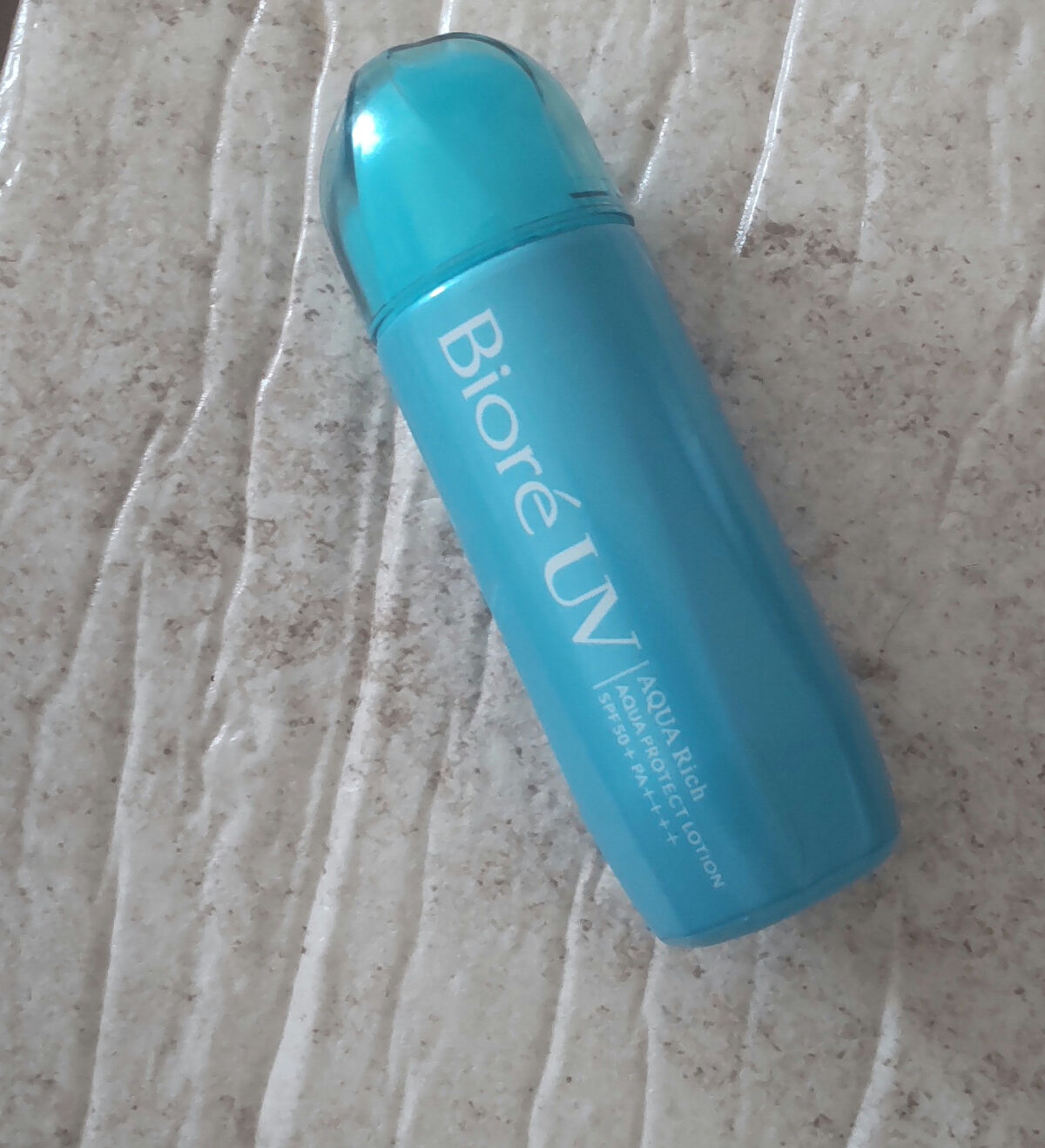 薬局で見つけた
パッケージが可愛くて
購入した
日焼け止めローションを
ご紹介します。

ビオレUVアクアリッチ
アクアプロテクトローションp

（日焼け止めローション）

SPF50+

PA++++

70ml

顔・からだ用

水層パ