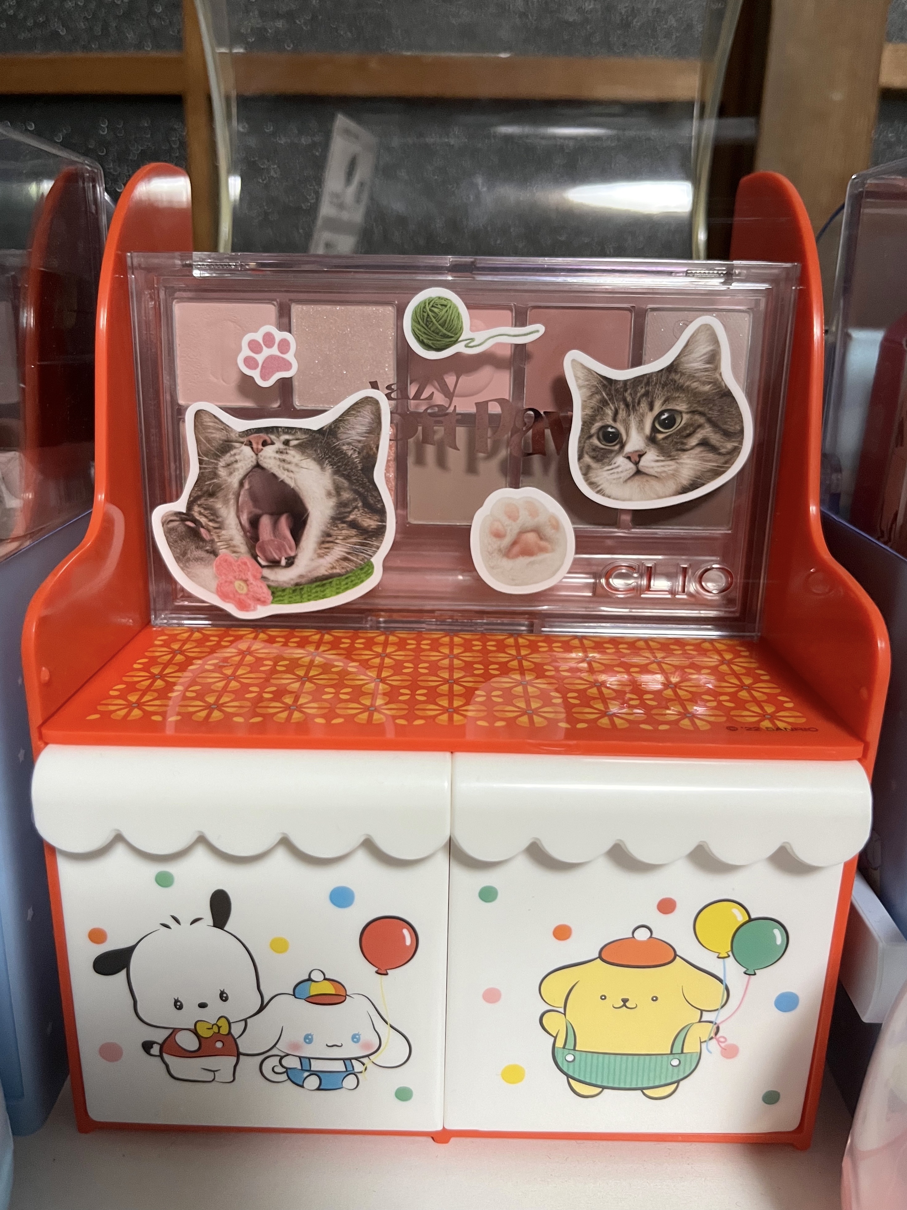 最近購入したコスメ収納。
毎度サンリオ多めですみませんm(_ _)m



以前アップした形の収納ケースに似ていて、以前から欲しいなと思っていたのが30%オフになっていたので買ってみました。


ホントの使い道はサンリオキャラクターのフィギ