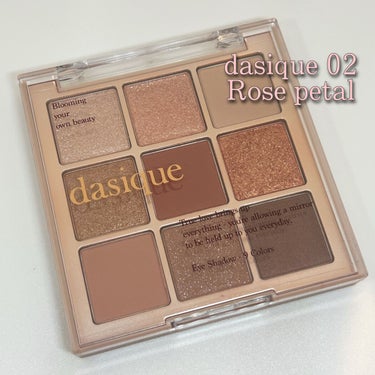 dasique　シャドウパレット
02 ローズペタル

デイジークのパレットって
ずーっと不動の人気ですよね。。
ピンクアイシャドウですが
イエベの親友に、買ってあげたらめちゃくちゃ
喜んでくれて！！
既に底見えしてるらしい😆
イエベでも優秀なピンクパレットとは、
ブルベの私が買わないとかない！と思い買いました！！

一言！！万能すぎる！！笑
捨て色が全くなし！！最強です🫡♡

プライベートでも仕事でも使えるこのカラー！！
腫れぼったくならない！！
イエベの親友もブルベのわいもそりゃ絶賛！♡

少しずつデイジークパレット集めていこ！🫰

最後まで読んでいただきありがとうございます☺︎
１枚目２枚目、光飛びしちゃって色が変わってしまっているの
申し訳ございません😭🙏

#アイシャドウ#dasique#デイジーク#アイシャドウパレット
#韓国コスメ #衝動買いコスメ  #私のメイク必需品  #アイメイクHowto動画 
の画像 その1