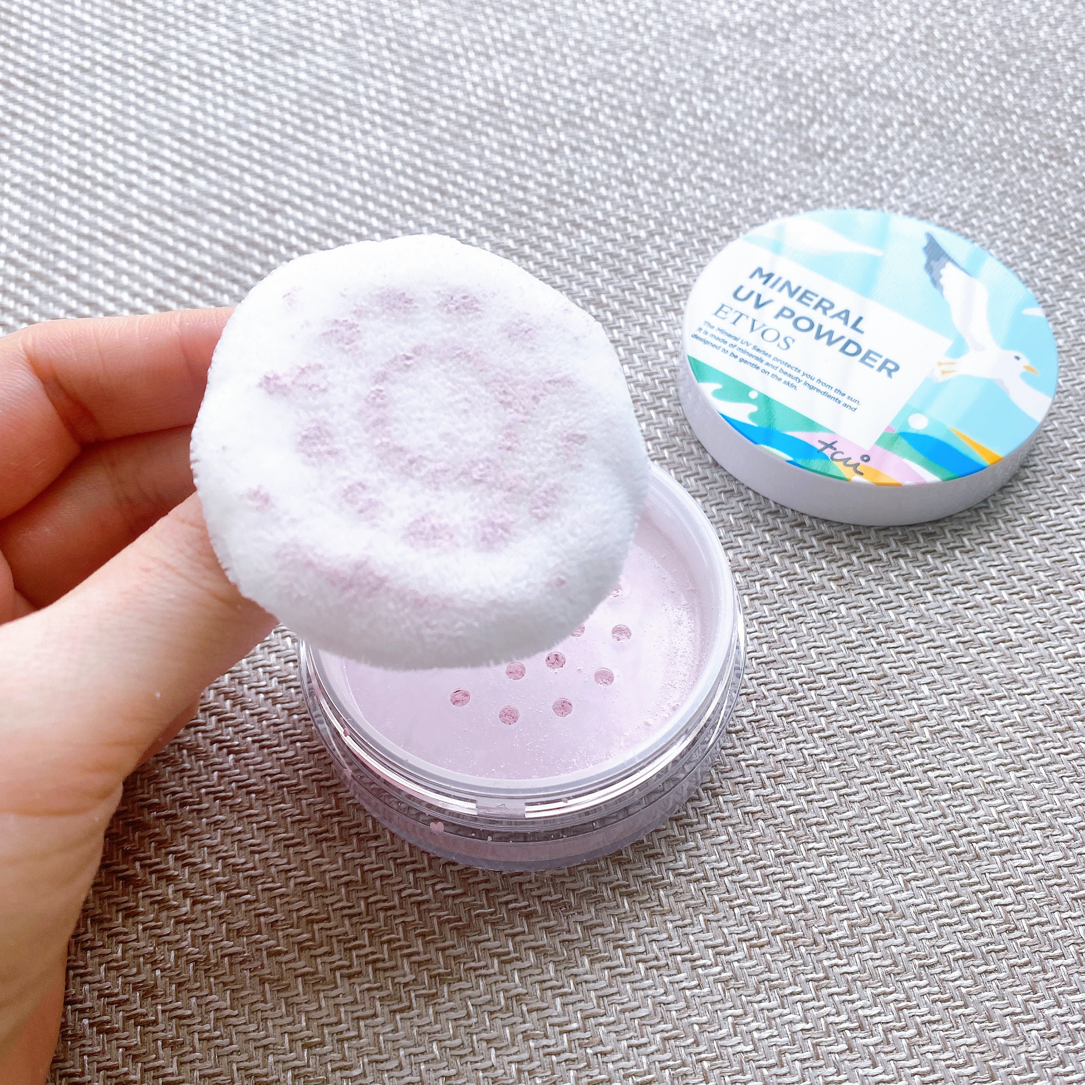 ミネラルUVパウダー ペールラベンダー(松尾たいこ氏限定デザイン)/エトヴォス/ルースパウダーを使ったクチコミ（3枚目）