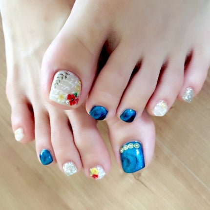 グレースジェル グレースジェル ワイプレス・トップのクチコミ「🌻手足おそろい🪼海っぽマグネットネイル🌺
~~~~~~
過去ネイルから
すべりこみ夏ネイル.....」(2枚目)