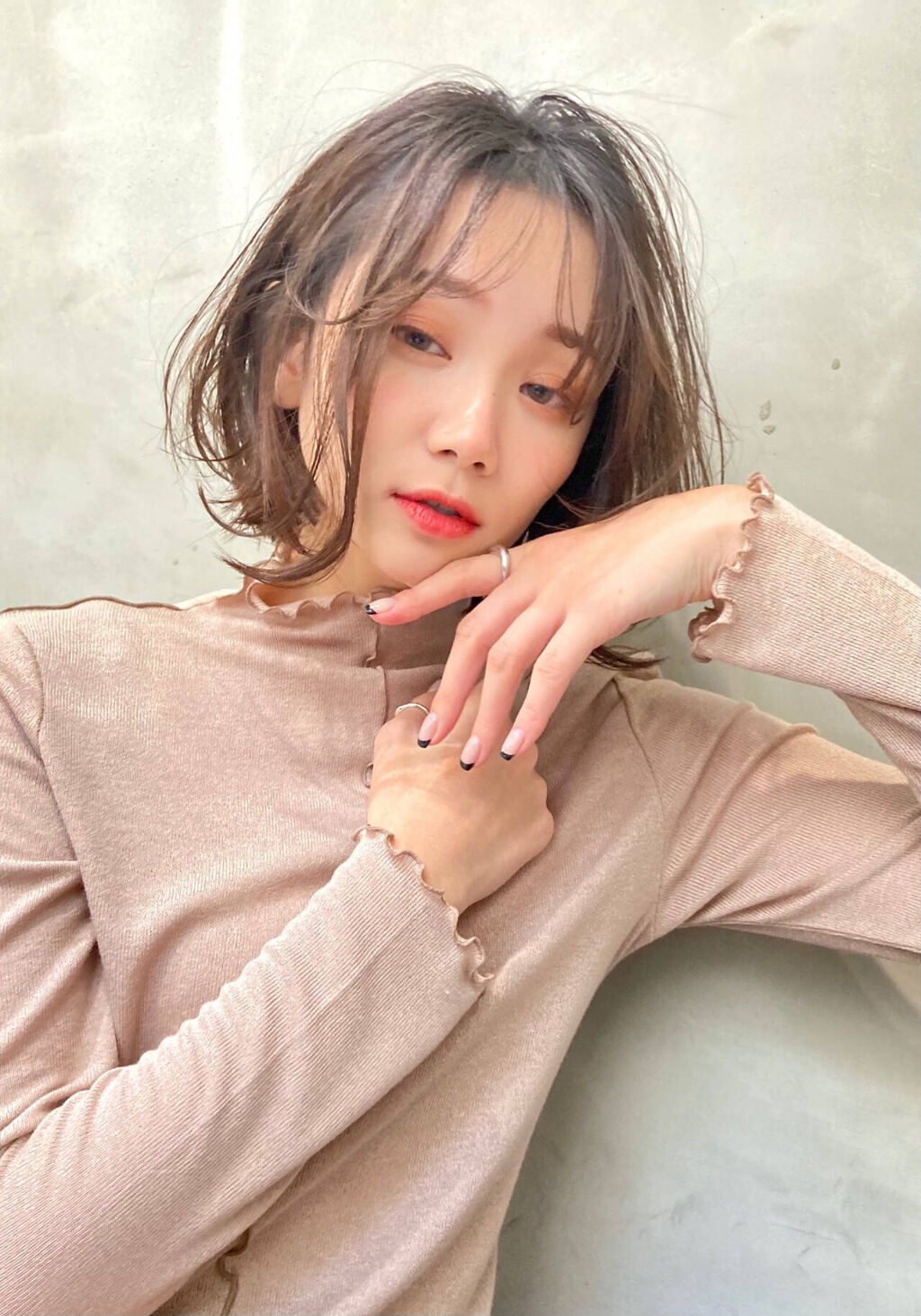 悲しそうな表情で見つめる女性