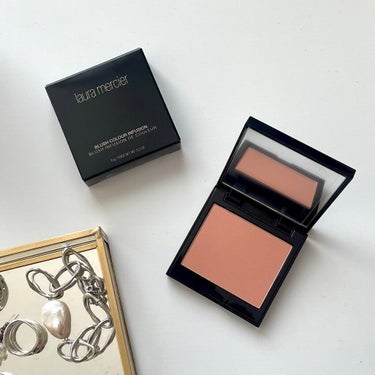 LAURA MERCIER ブラッシュ カラー インフュージョン◡̈*♚‧*˚✩‧₊˚
初購入💘✨
ナチュラルなチークが欲しいなぁと思っていたところ皆さんのレビュー評価の良かったローラメルシエを購入して