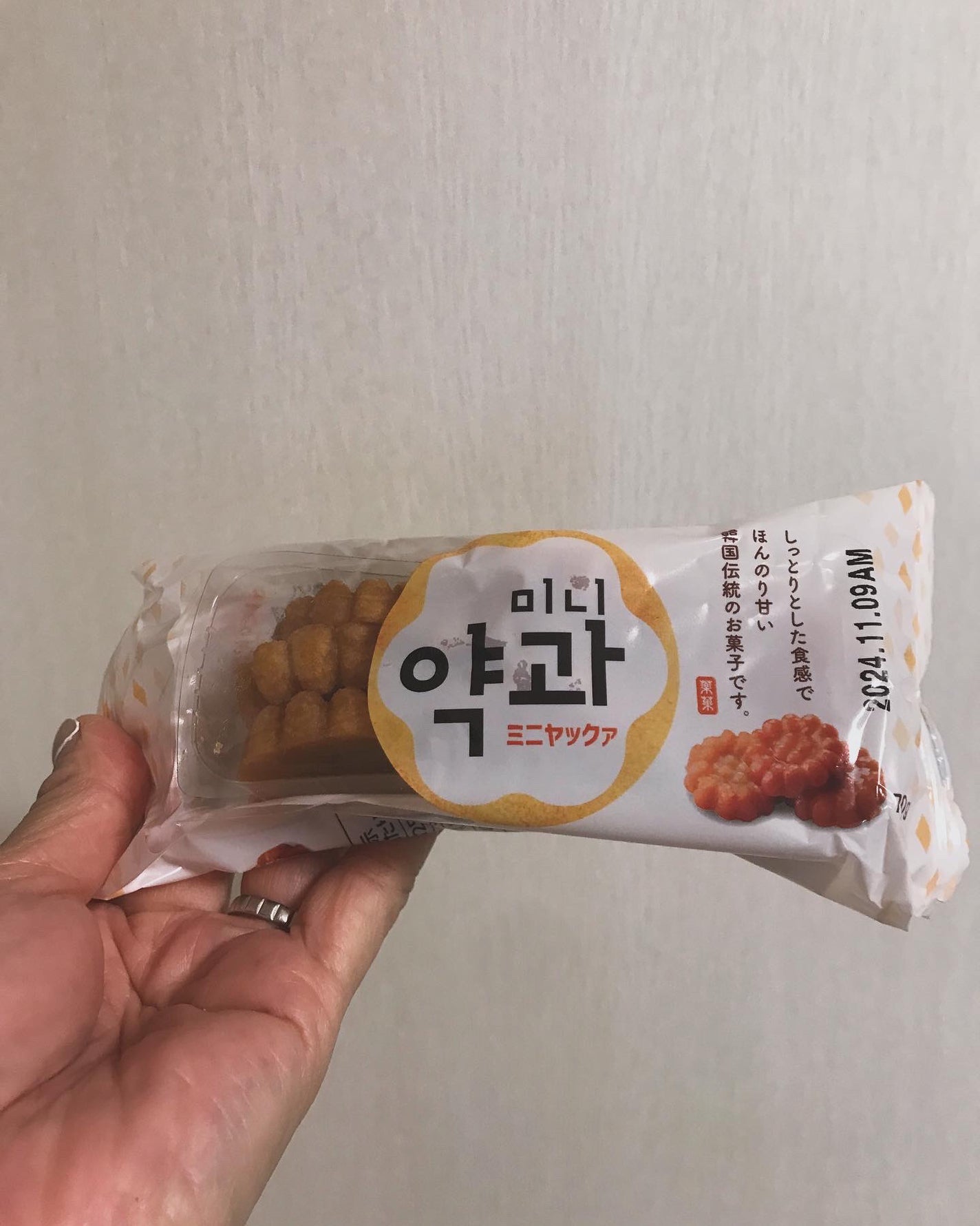 キラキラ☆ on LIPS 「#今日のおやつ#ミニヤックァ#業務スーパー#韓国の#お菓子!#..」(4枚目)