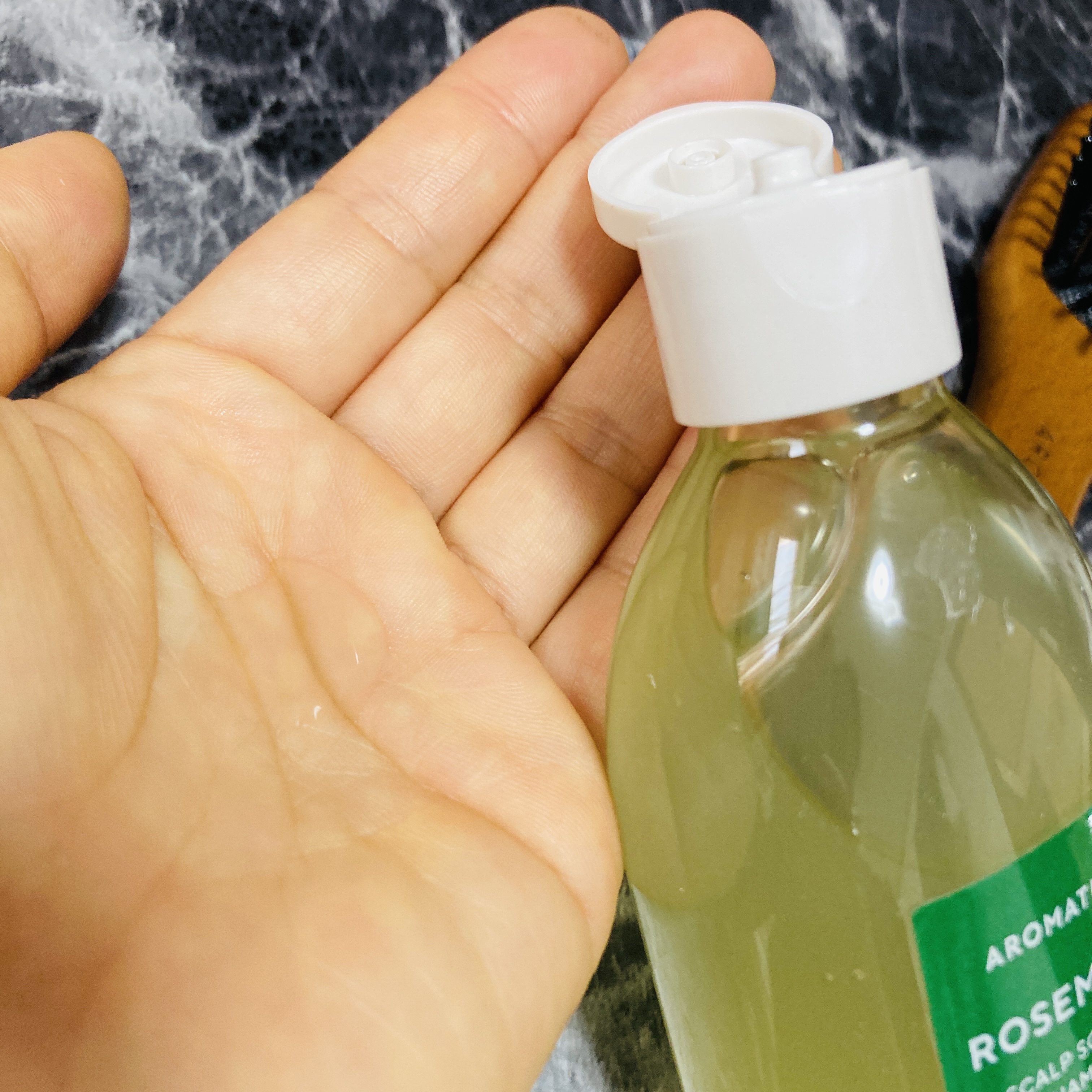 AROMATICA ローズマリーヘアケアキットのクチコミ「AROMATICAローズマリーヘアケアキット。
シャンプーが爽やかでお気に入り。
セットのブラ.....」（2枚目）