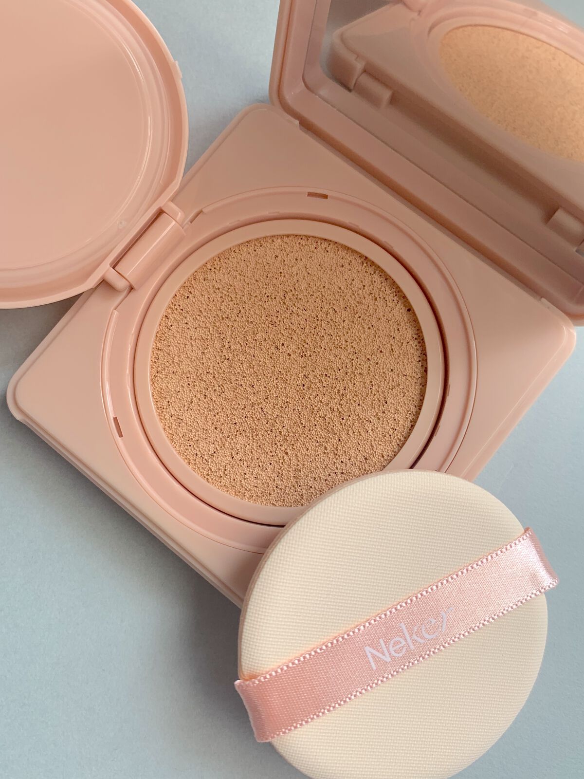 Neker  FXクッションファンデーションのクチコミ「スリムな容器で持ち歩きしやすい✨
セミマットに仕上がるクッションファンデ！！

Neker（ネ.....」（3枚目）