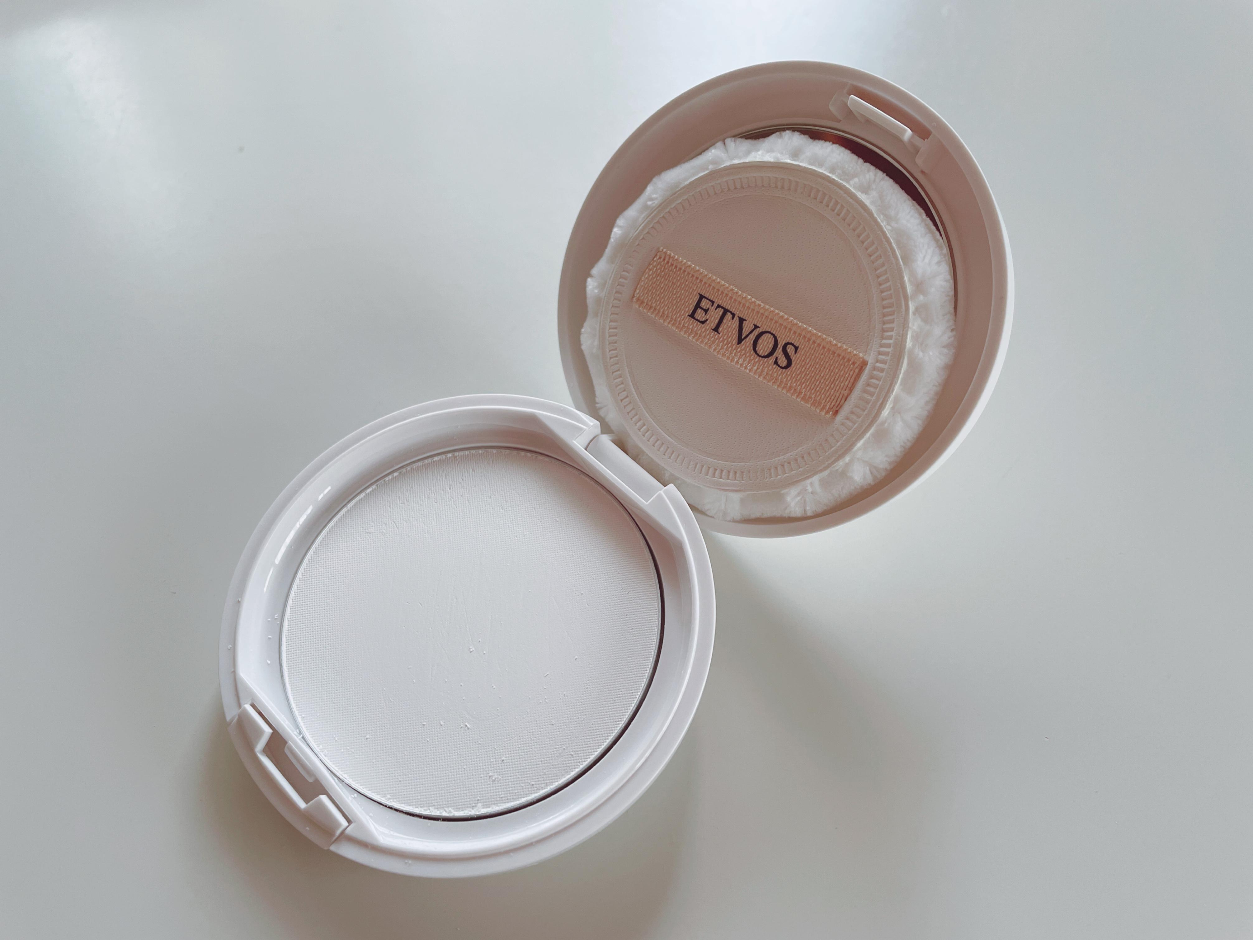 エトヴォス ミネラルセバムレスベールのクチコミ「 エトヴォスからテカリ防止パウダーが出たということで、試しに購入しました。
付属のパフは使わず.....」（2枚目）
