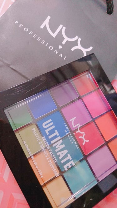 NYX professional Makeup Ultimate shadow palette 
レインボーカラーのパレットです♡

どの色も高発色で、粉も肌にぴったりなじんでくれます！
目尻のワンポイ