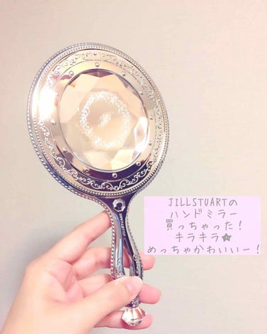 JILLSTUARTのハンドミラー😍💖

Amazonで2600円くらいで購入しました。
プラスチックなんだけどチープには見えないし
何よりプラスチックだから軽い‼️‼️

とにかくキラキラしてて
本当