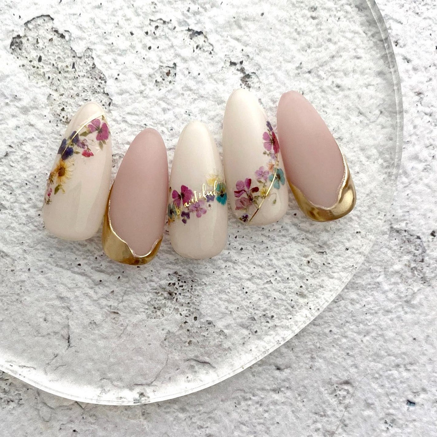 naomi on LIPS 「リアルプレスドフローレットのストレートライン🧚♀️少しフラワ..」(1枚目)