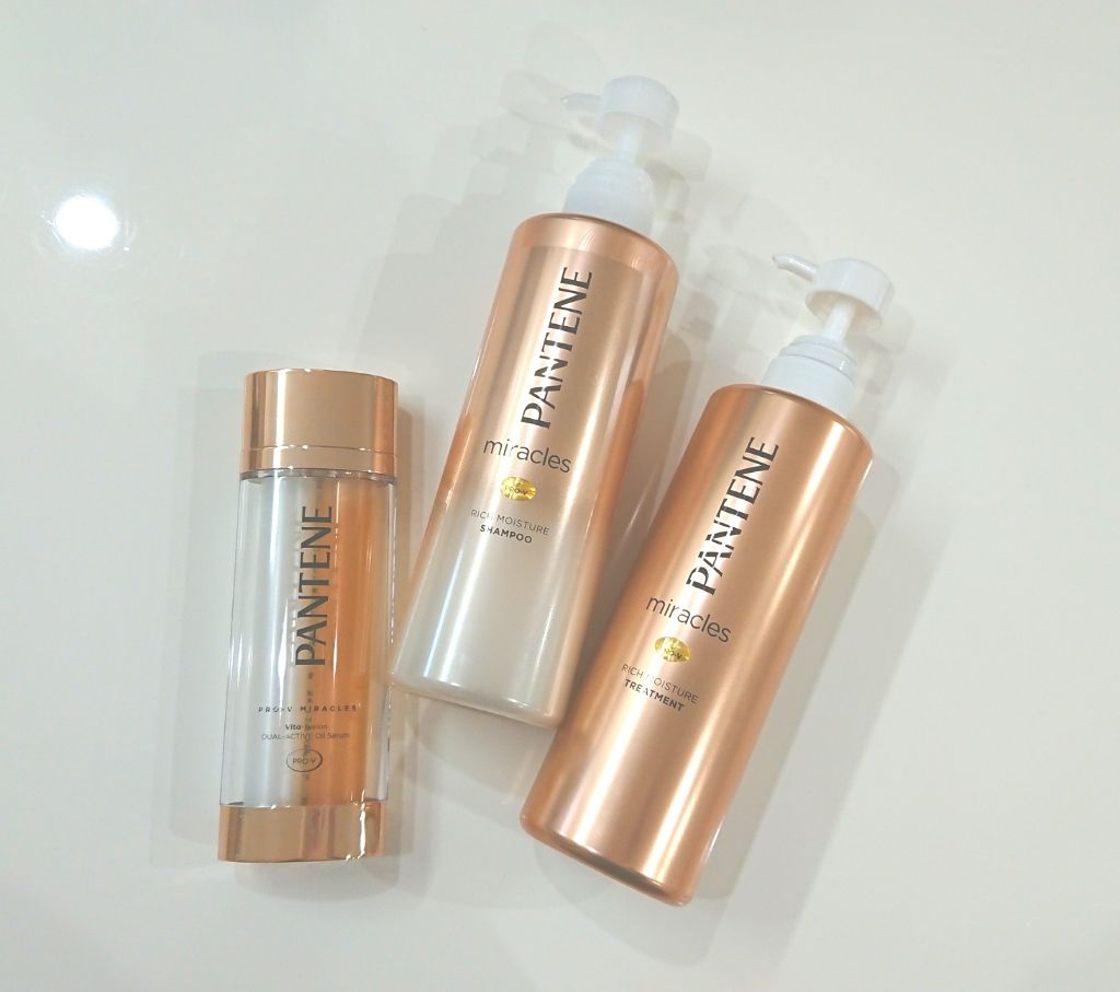 New パンテーンのシャンプー＆トリートメント

髪のパサつきにおすすめ
しっとりまとまるタイプです💕

もぎたてりんごとバラの花をブレンドした
とても良い香り～🍎🌹

ノンシリコン
ノンパラベン
合成着色料フリー

きしまずとろみの