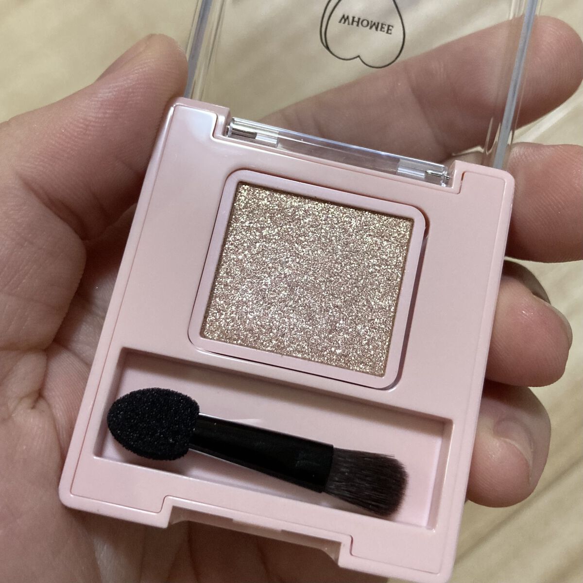 バスコスメ！


【使った商品】
・WHOMEE  シングルラメシャドウ
　メリンダベージュ

【色味】
　星屑みたいなゴールドパールが煌めく
　ウェット感のあるベージュ

【ラメorマット】
　ラメ

【密着感】
　しっとりしていてラメ飛