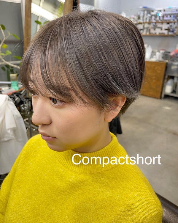 オリーブベージュカラーのショートヘアの女性