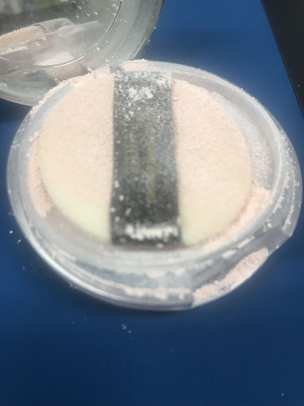 MiMC ナチュラルホワイトニングミネラルパウダーサンスクリーン（コンパクトタイプ）のクチコミ「地獄絵図…
パフを純正からローラメルシエのミニパクト用のパフに変えたところ、粉が溢れ出てポーチ.....」（1枚目）