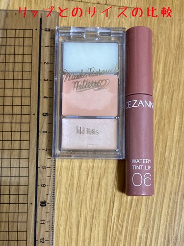 【お直し特化最強パレット🔥】

kiss メイクリタッチパレット 🎨02 Natural

LIPSフェスタ購入品レビュー第1弾です✨

この商品は、五彩緋夏さんが2021年ベスコスに選んでいたので気になってついつい買ってしまいました☺️☺️☺️

もともとは01 Lightを購入予定だったのですが、買うか否かうだうだと迷っているうちに01番が入荷待ちになってしまいました…🥲LIPSフェスタのクーポン期限も迫っていたので入荷を待つこともできず🫥
皆さんもお気をつけください😶‍🌫️

YouTubeでこの商品をレビューしていらした方の動画を拝見して、「あれ？もしかしてどっちもあんまり変わらない…？」と思い、02番を購入しました☺️

一応01番の方がコンシーラーとハイライトの色が明るいらしいですが、LIPSの画像を見ても違いがわからない😂

余談はこの辺にして、保湿バーム、コンシーラー、ハイライトをそれぞれレビューしていきます✍️


【保湿バーム】
正直乾燥肌とはいえそこまで酷くないし、夏はあんまり乾燥とか気にならないので今はそんなに使わないかな…
秋冬になったら出番あるかも👀


【コンシーラー】
これは青クマに超良かったです🥰
オレンジ色がちょうどよき🍊
私は出かける日の前日に寝つけないことが多いので、出先で気になったときにクマ用のコンシーラーあるとうれしい🫶
カバー力もまあまああるので頼もしいです🙌

【ハイライト】
パールが繊細で控えめなハイライト✨ハイライトをこれだけで完成させる分にはちょっと物足りない気がしますが、まあお直し用と考えたら十分かなと思います🙆‍♀️
ハイライトって気づいたらとれちゃったりしてること多いのに、結構大きめのものが多くて持ち歩きに向かないのでこのサイズでバームとコンシーラーも一緒に持ち歩けること自体すごいと思います👏


この商品の良いところはやっぱりサイズ感だと思います。ポーチに入れても全然邪魔にならない🥰
画像三枚目で比較しているCEZANNEのウォータリーティントリップもリップの中では小ぶりな方なんですが、それと比べても小さい！！！😳
これからはおでかけには手放せなくなりそうです🕺🕺🕺


見ていただきありがとうございます🙇‍♀️
よかったらいいね、コメント、クリップお願いします❤️💬📎


#kiss #メイクリタッチパレット #ハイライト #コンシーラー #正直レビュー  #今月のコスメ購入レポ #lipsフェスタ #メイク直し #一目惚れの画像 その2