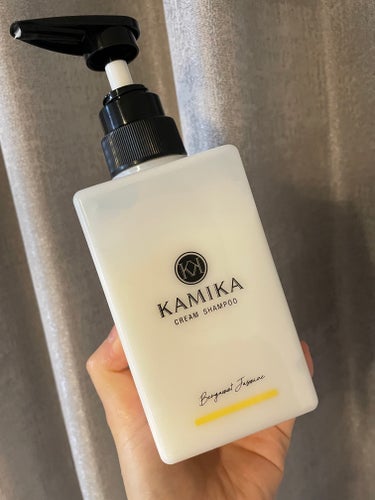 みなさんこんにちは♪
今日はこちらのご紹介(^^)/
 
KAMIKA クリームシャンプーベルガモットジャスミンの香り
 
香水品質のフレグランスシャンプー
爽快な柑橘類、上品に香るジャスミンに、ほんの