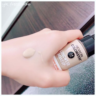 ❤︎.*
⁡
Revlon
カラーステイ ロングウェア メイクアップ
⁡
スキンケア成分が高配合されたRevlonのファンデーション✨
肌の色味に合わせてのカラーバリエーションは勿論ですが
普通肌・混合肌用と、乾燥肌用と肌質に合わせて選べる展開👏
⁡
どちらもセミマットな仕上がりですが
普通肌用はビタミンEが増量されまオイルフリー処方✨
乾燥肌用はヒアルロン酸が大幅増量された高保湿処方✨
⁡
私は普通肌用の標準色(180)を使ってみました♬
⁡
リキッドファンデは久し振りでしたが
伸びが良いしついついパフを強くあててしまっても
ヨレたりポロポロが出なくてメイクし易い🙌
⁡
『24時間落ちないファンデ』と公式サイトにある様に
マスクでのメイク落ちも気にならず
普通肌用ですが皮膚が薄い部分の乾燥も気にならないし
フィット感も長続きするのが快適💕
⁡
これからマスクを外すタイミングも増えてくるので
マスク外してもメイクキープを叶えてくれそうなファンデです😉👍
⁡
*効果には個人差がある場合がありの画像 その1