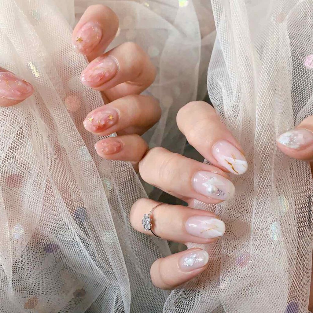 鹿の間 on LIPS 「【2月のネイル】私にはあまり関係のないバレンタインですが少し気..」(1枚目)