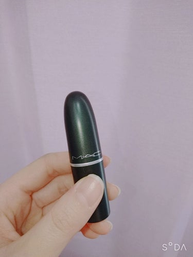 初投稿です💄
買っちゃいました、M・A・Cのリップスティック！
カラーは SEE SHEERです！
もう本当に可愛い😳
女の子〜って感じです！
発色もよくて、バニラの良い香り🍨

ピンクはあんまり似合わ