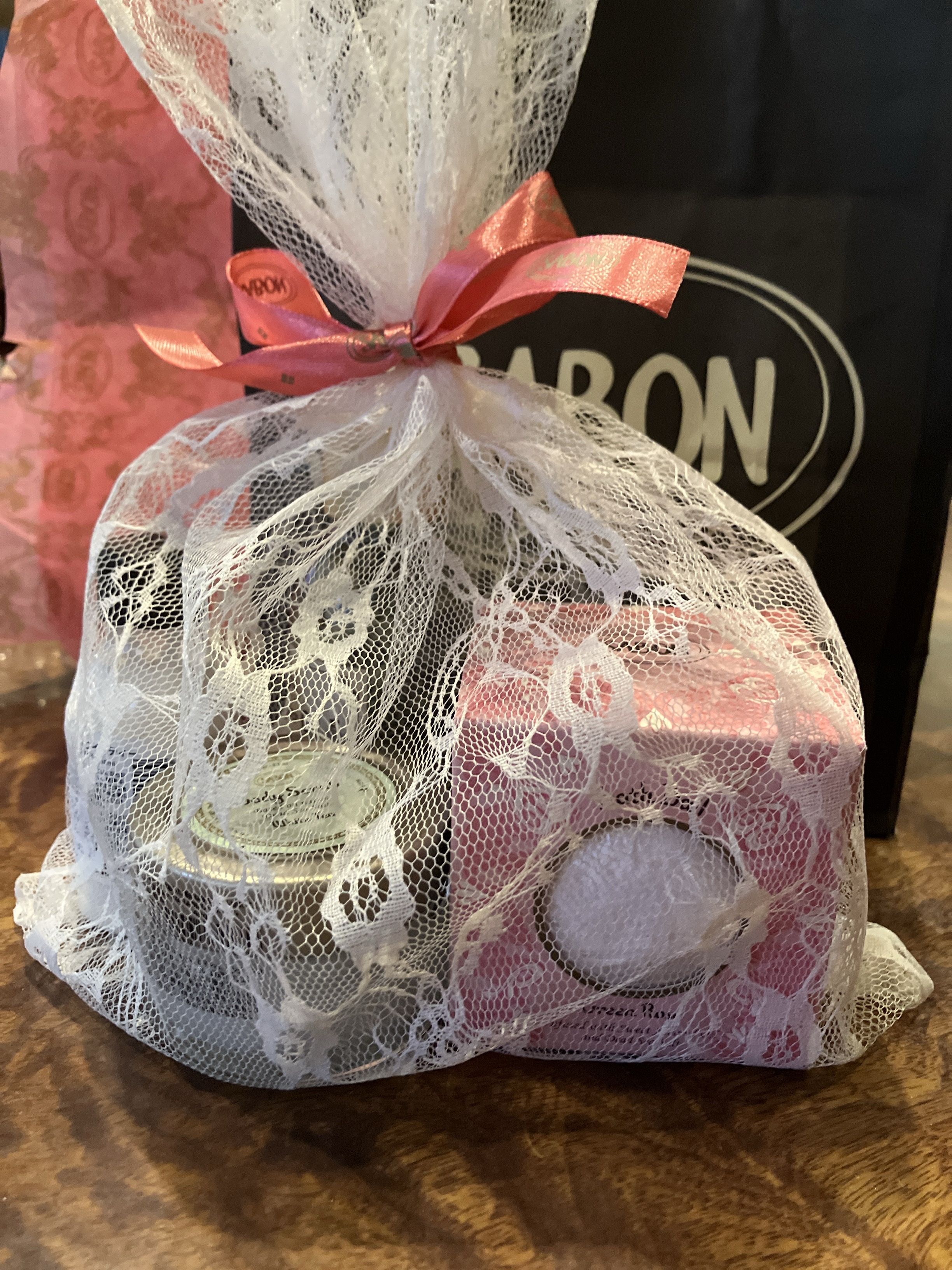 SABON シャワーオイル ホワイトティーのクチコミ「母の誕生日プレゼントにSABONのボディケアキットをプレゼントしました！

母が好きそうな香り.....」（1枚目）