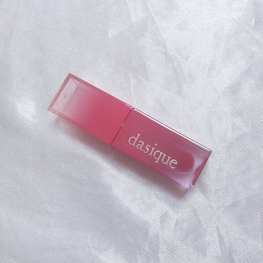 ‎𓊆 うるうるもぎたてさくらんぼの唇 𓊇





こんばんは 𓂅

𝔲𝔯𝔲です ‪𓂃 𓈒𓏸 





今回はdasiqueの『ジューシーデュイティント』を紹介します 𓆸


‎‪𓍯 ￥1600

‎‪𓍯 07 チェリーソーダ



もぎたての果物みたいにジューシーな鮮やかさくらんぼリップです 𓂅

彩度の高い透明感のあるチェリーレッドのリップで、パキッとしたくすみのない鮮やかな赤ピンクがとってもかわいいんです 𓍯

鮮やかだけど透け感のある赤だから赤リップだと強すぎちゃうなって方でも使いやすいリップだと思います 𓂅

ちゅるちゅるなみずみずしい唇になれて、色持ちもとってもよかったです 𓇬

カラバリが豊富でかわいい色ばかりなので、ブルベさんにもイエベさんにも似合う色がきっと見つかりますよ 𓂅

パッケージもとってもかわいくてついつい集めたくなっちゃいます 𓇢



ブルベさんやちゅるちゅるな唇になりたい方におすすめです 𓂊





気になった方はぜひ試してみてくださいね 𓂅





少しでも参考になったらうれしいです ‪𓂃 𓈒𓏸

最後まで見てくださってありがとうございました ‎‪𓍯 ‬





 #人生コスメへの愛を語ろう 






の画像 その2