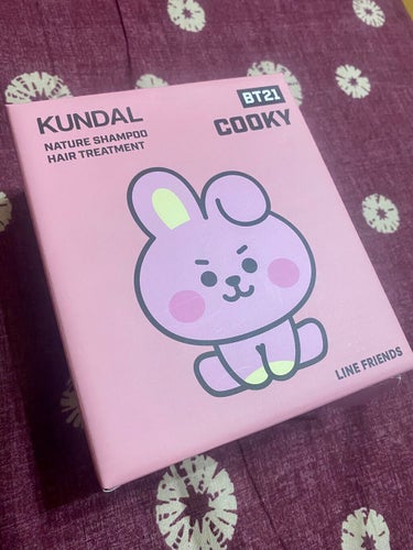 KUNDAL
ハニー&マカデミアシャンプー／トリートメント
チェリーブラッサム Cherry blossom
を購入😊❤️💕✨
最近BTSにハマっていてこちらを試しに購入したらめちゃくちゃ良かった(*´ ³ `)ﾉ✨✨

髪が柔らかくなるしさらさらになるし香りもいい香りで癒されます٩(ˊᗜˋ*)و

BT21バージョンなので小さいですが…
今度は大きめのボトルを購入しようと思うくらい良かったです(*^^*)
洗い上がりからしっとりしていて指通りも滑らかだしドライヤーで乾かしたあともさらさらが続きます‼️

今年買ってよかった物の1つです✨✨

#KUNDAL
#ハニー&マカデミアシャンプー／トリートメント
#チェリーブラッサム Cherry blossom

の画像 その0