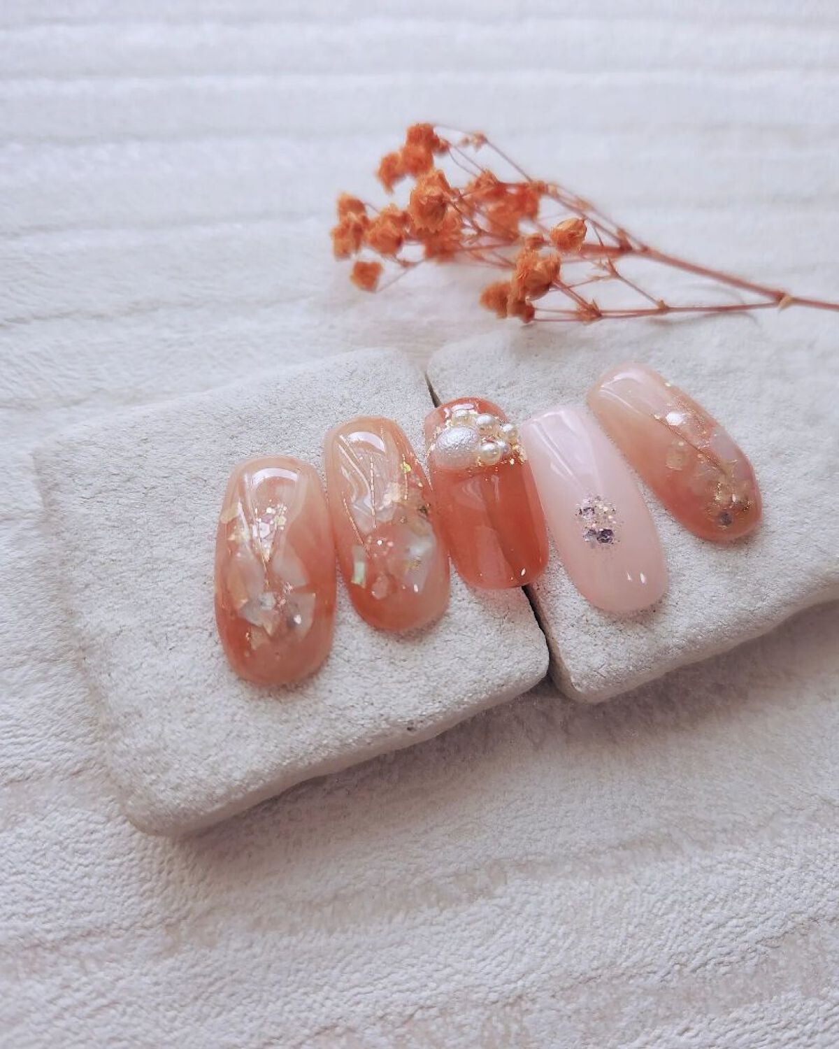 e_nails//フォロバ◎//ネイルとコスメ好きママ on LIPS 「天然石〜😁◇使用品は4枚目からいきなり寒くなって冬眠したい気分..」(1枚目)