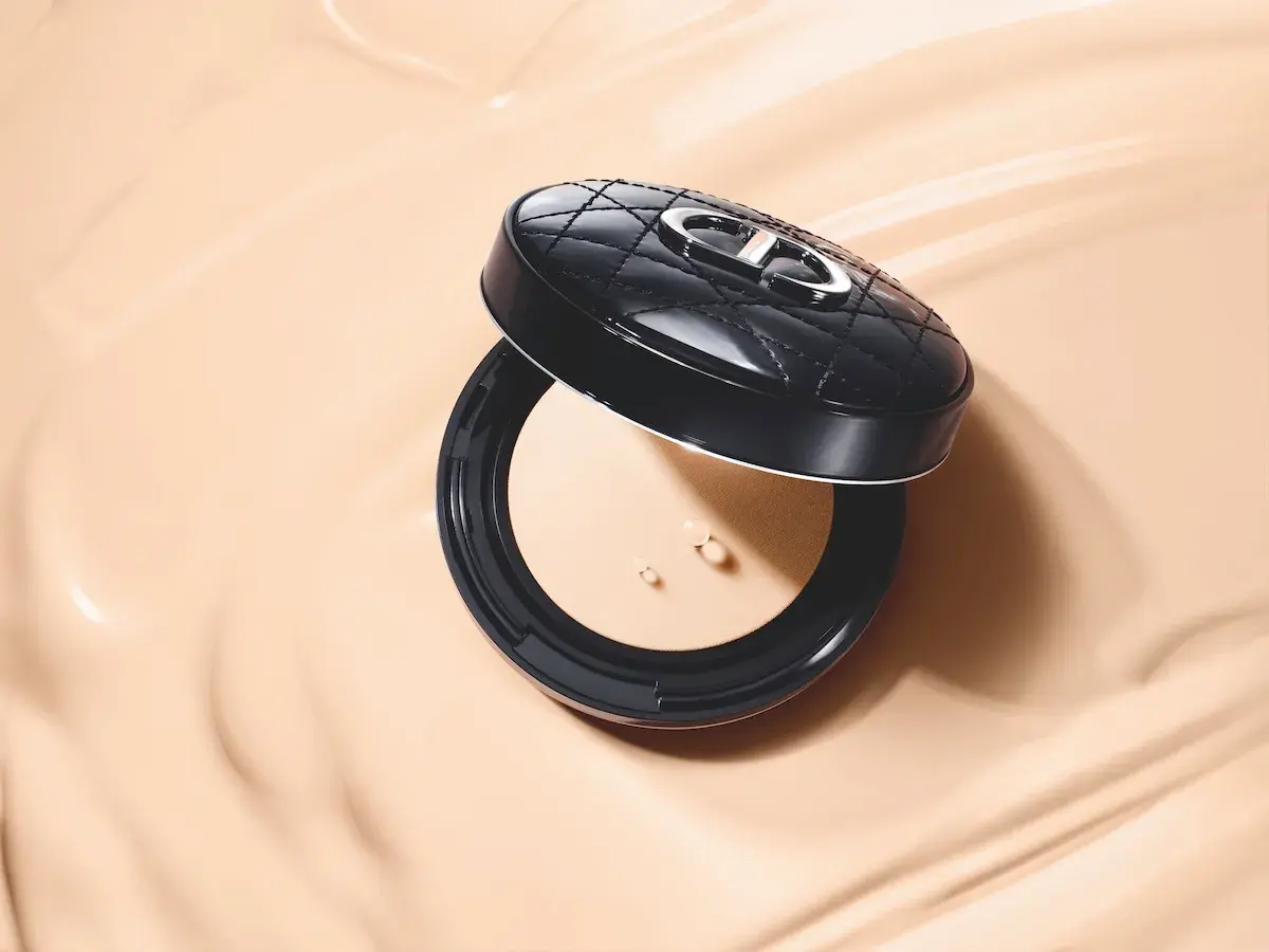 【夏コスメ2025】DIORから「美容液クッションファンデ」と「ジェルパウダー ハイライター」が登場!の画像