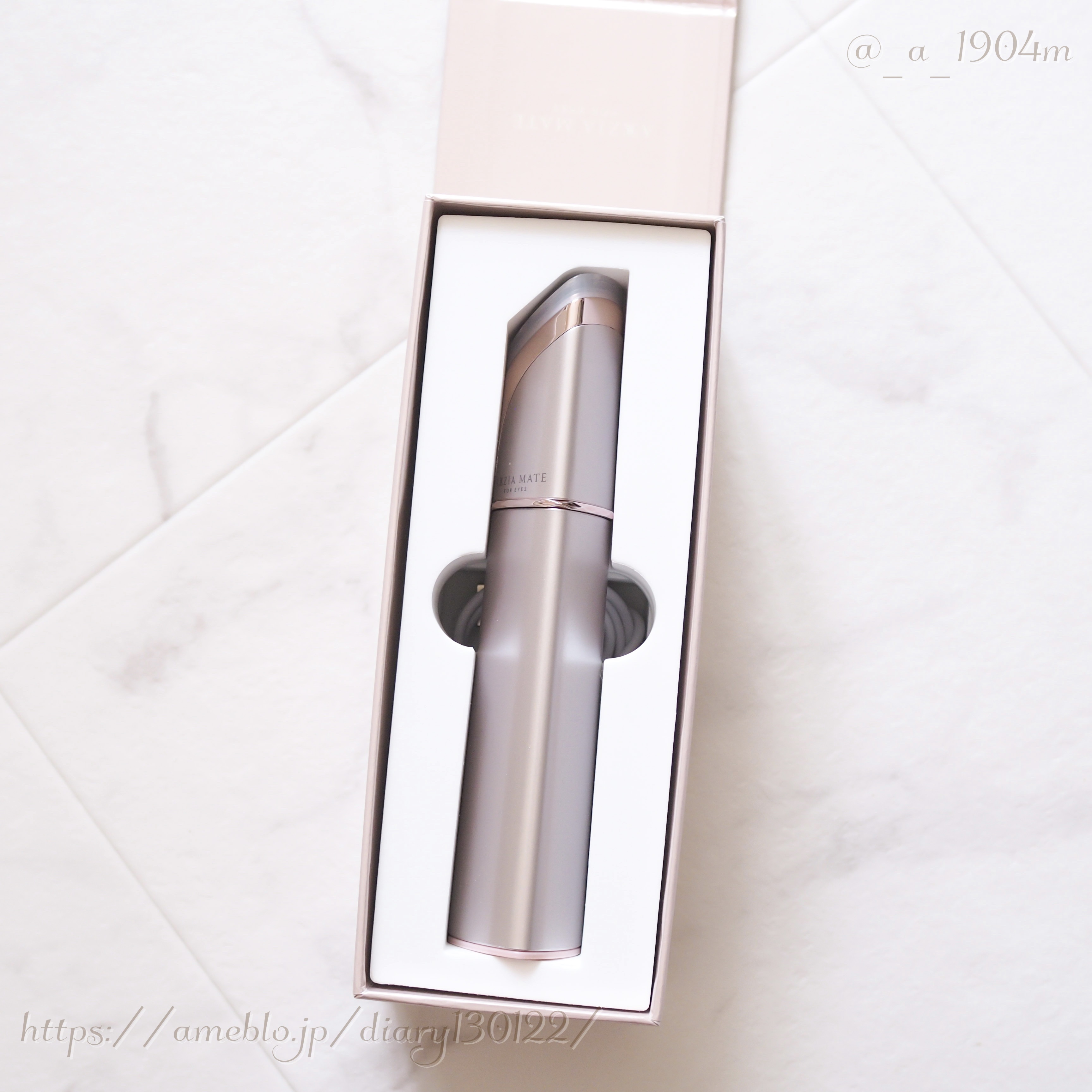 アクシージア様から商品提供を頂きました。

目もとケア研究に10年間取り組んでいるアクシージアから発売された目もと特化型美顔器をお試しさせていただきました。

・3段階へパワーアップした低周波EMS
・新たにRF搭載
・安全性・使いやすさを