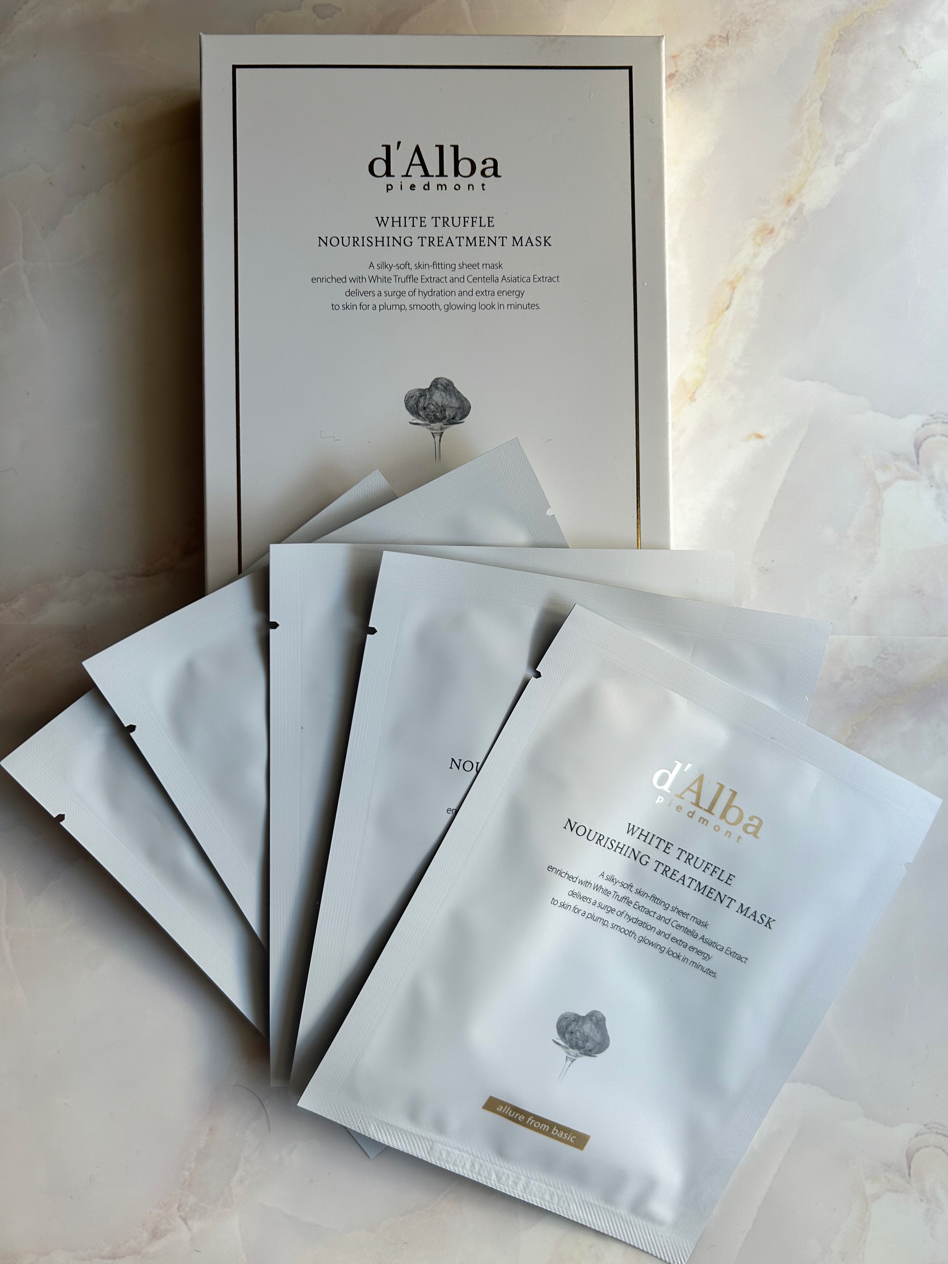 プライベートでも愛用してるホワイトトリュフナリシングトリートメントマスク🐻‍❄️

開けた瞬間の香りがとっても良くてパック中も癒される💆🏻‍♀️💭
シートが薄くてぴたっと密着してしっかり水分チャージしてくれるよ🫧

乳液