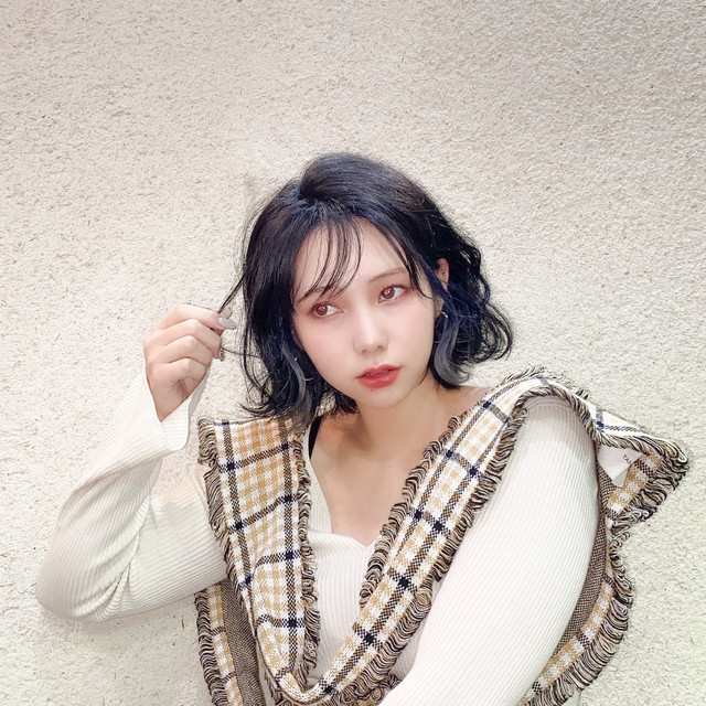 髪の毛を触る女性