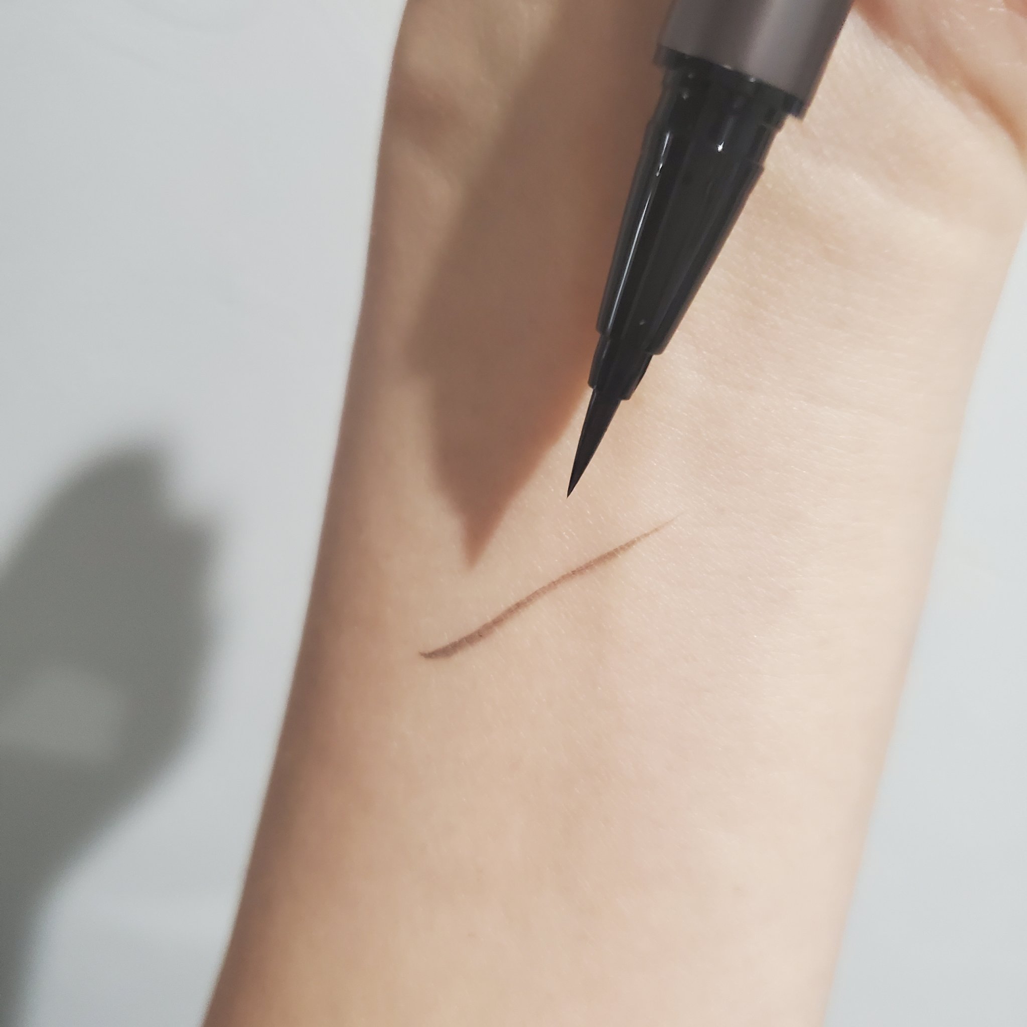 スキルレスライナー 07.スモアグレージュ/LUMIURGLAS/リキッドアイライナーを使ったクチコミ（2枚目）