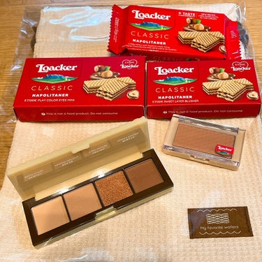 エチュードのLoackerコラボのアイシャドウとチークそれぞれヘーゼルナッツを買いました！可愛い！
本物のお菓子😆とワッフル生地の巾着をプレゼントでいただきました。
めちゃ可愛い。イエベ大優勝カラーだと