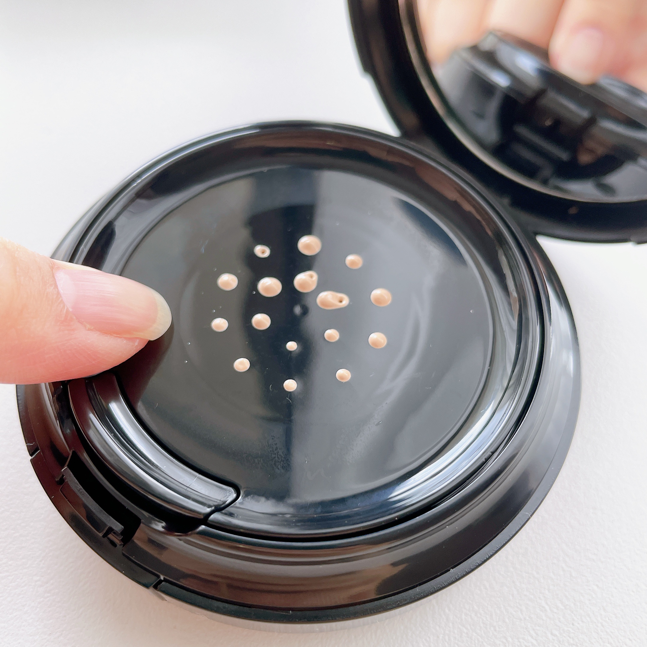 シルキーウェットリクイド 01 明るい肌色 （レフィル(パフ付)）/セフィーヌ/クリーム・エマルジョンファンデーションを使ったクチコミ（2枚目）