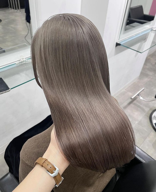 ミルクティーグレージュヘアの女性