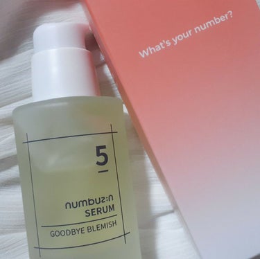 numbuzin
5番 朝晩ビタミン75％セラム (No. 5 Goodbye Blemish Serum)


ナンバーズイン、5番 朝晩ビタミン75％セラム使ってみました!

朝晩使えるマイルドな使用感のビタミンセラムです。


-- good point --

ジェルタイプでさらっとしてて使い心地がいい◎
伸びがよくベタつかないから朝にも使いやすい◎

ふわっと香る柑橘系の香りも良かった◎


シミ、くすみ、ニキビ跡などが気になる人におすすめセラムです👀

とても軽い使用感のセラムなので重めの美容液は苦手って人にもこちらのセラム、使ってみてほしい◎の画像 その0